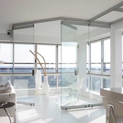 EEN GLASWAND MET GLAZEN SCHUIFDEUREN EN VOUWWANDEN